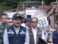 Sekda Dampingi Mensos Tinjau Korban Longsor, Salurkan Santunan Dan Bantuan