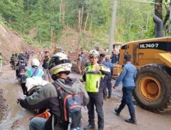 Pasca Longsor Jalan Nasional Bagbagan Kiaradua Berhasil Dilewatin kendaran Roda 2 dan Roda 4