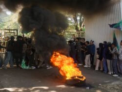 Himpunan Mahasiswa Islam ( HMI) Cabang Sukabumi Unjuk Rasa di Depan Kantor DPRD