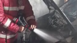 Satu Unit Mobil Xenia Terbakar di Kadudampit, Damkar Sukabumi Bergerak Cepat
