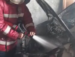 Satu Unit Mobil Xenia Terbakar di Kadudampit, Damkar Sukabumi Bergerak Cepat